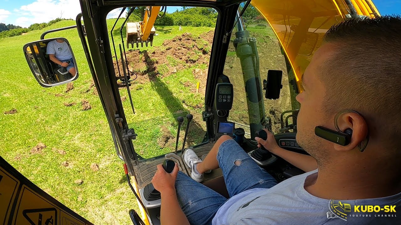 Skrývka ornice | JCB JC130LC excavator | Cab view