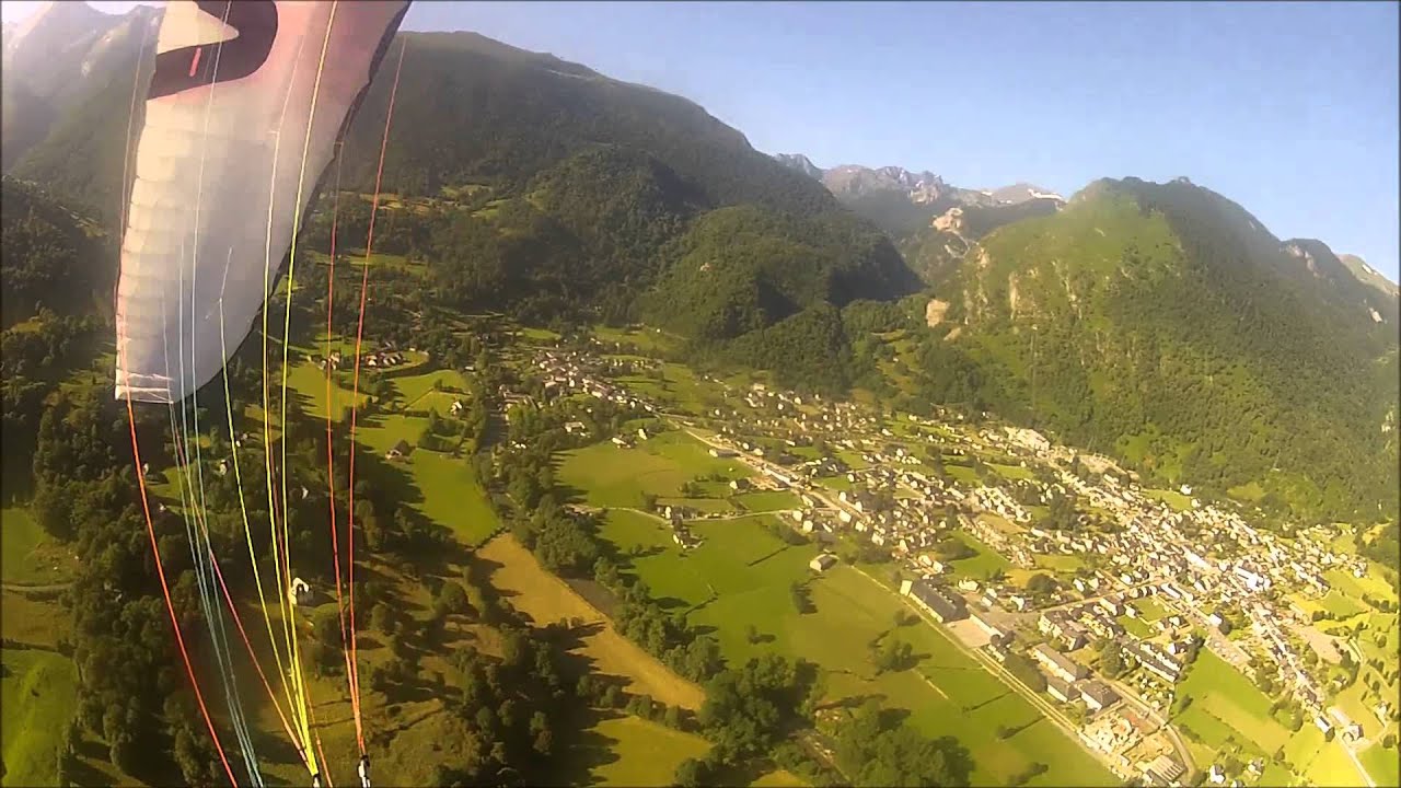 Parapente montagne verte vallée d'ossau