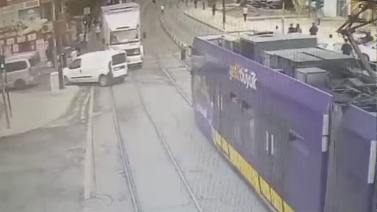 Zeytinburnu'nda hatalı dönüş yapan kamyon tramvaya çarptı