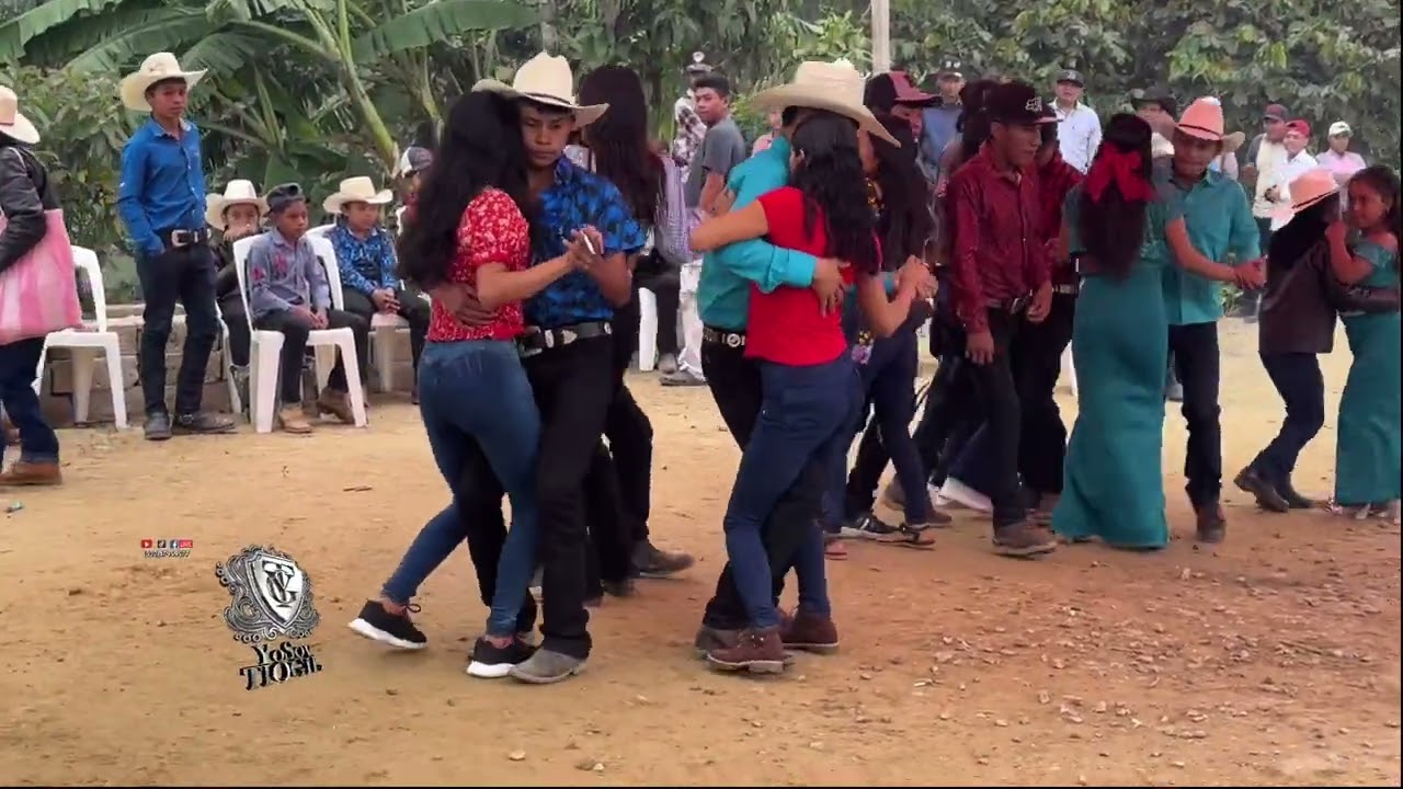 Miren que lujo de baile el niño del fondo no quiere prestar su bailadora 💃😂