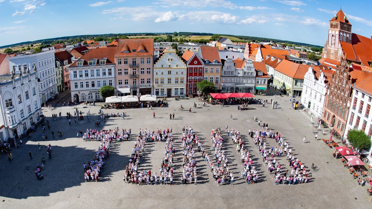 Greifswald grüßt Toni Kroos: Riesen-Schriftzug auf dem Marktplatz