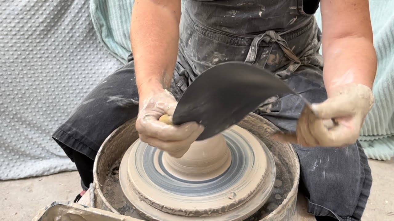 Borden en schalen draaien op de draaischijf met flexibele bats voor slecht 10 cent per stuk