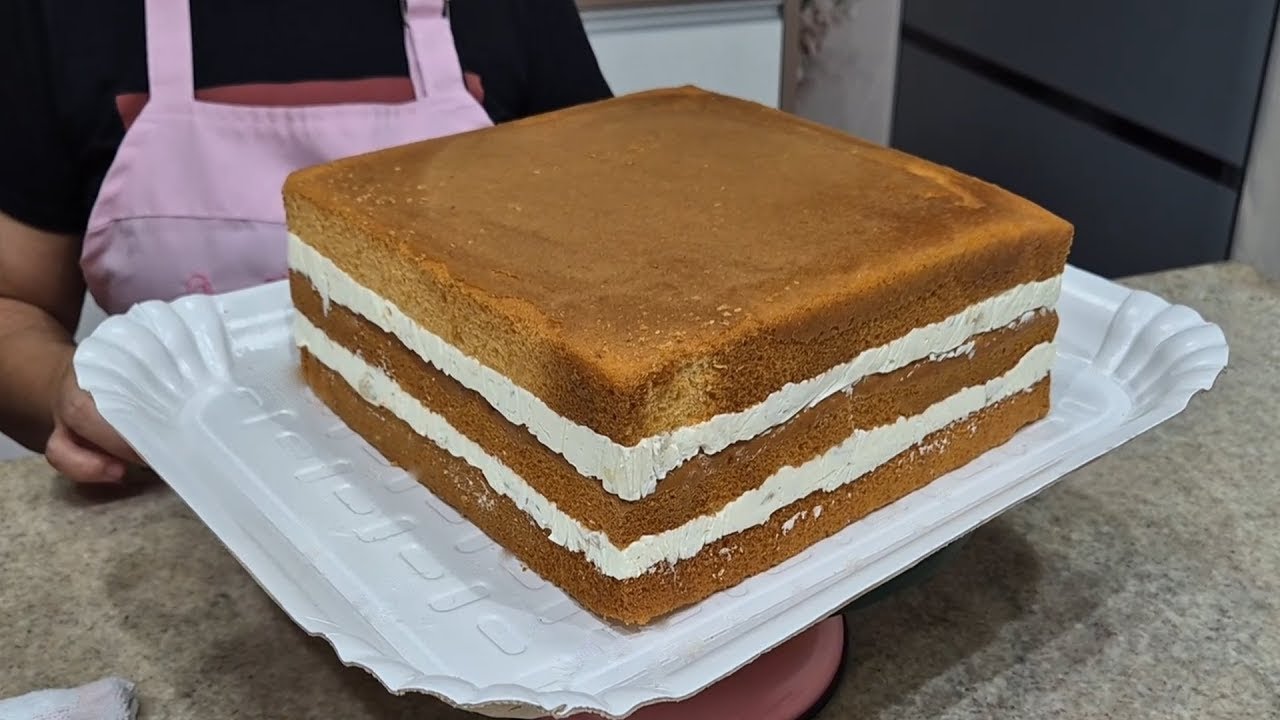 BOLO QUADRADO PARA  40 PESSOAS / FIZ A DECORAÇÃO COM FLORES USANDO O BICO PERLÊ @PARISCAKEDESIGNER ​