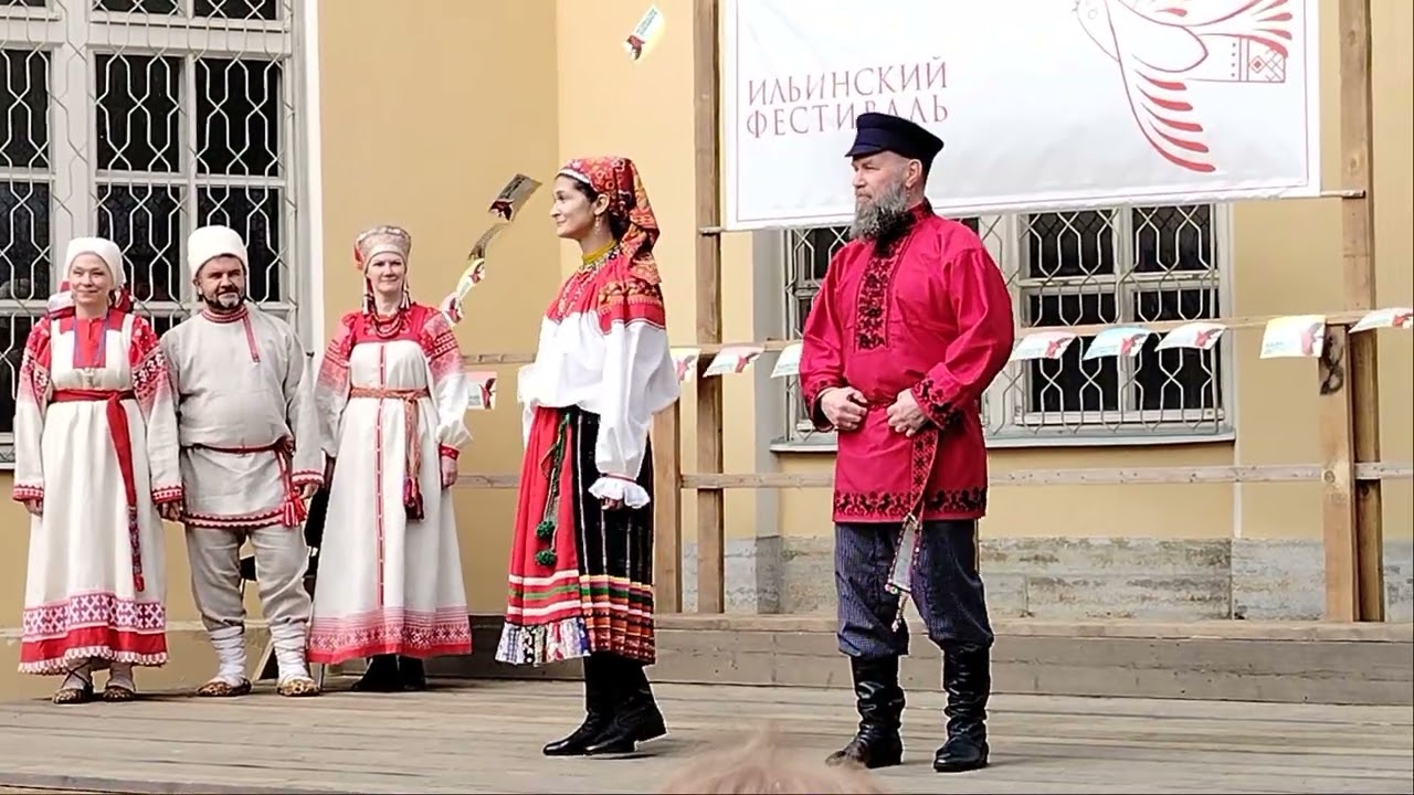 Этно-реплики народного костюма шести регионов России представила группа ПАРАСКЕВА