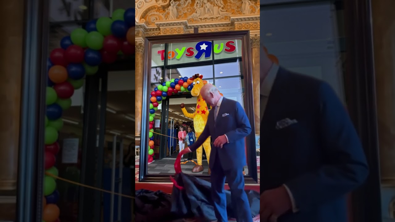 Geoffrey Has a Surprising Helper Unveiling New Stores Toys R Us in WHSmith stores Nationwide!