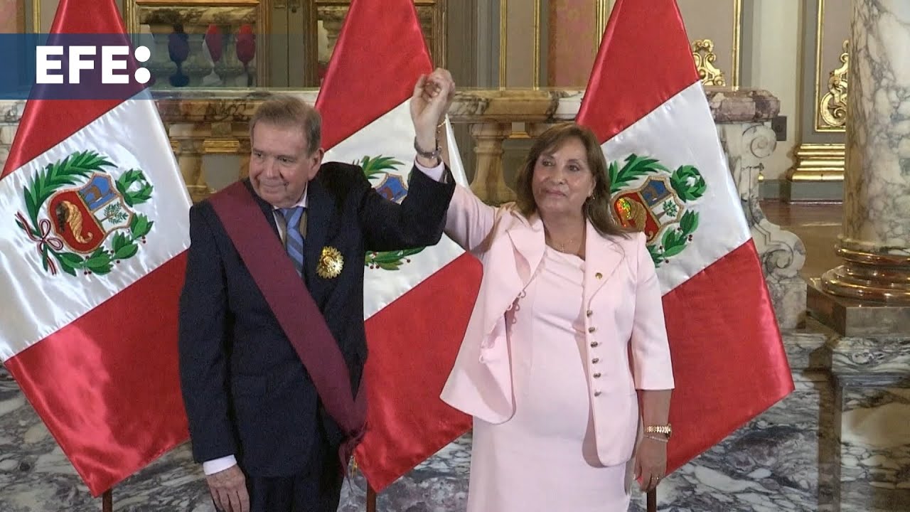 Boluarte entrega condecoración a González Urrutia 
