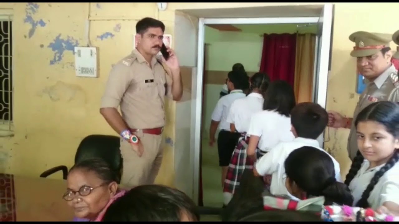 जब मुजफ्फरनगर एसएसपी को राखी बांधने पहुंचे छोटे-छोटे बच्चे, देखें फिर क्या हुआ...