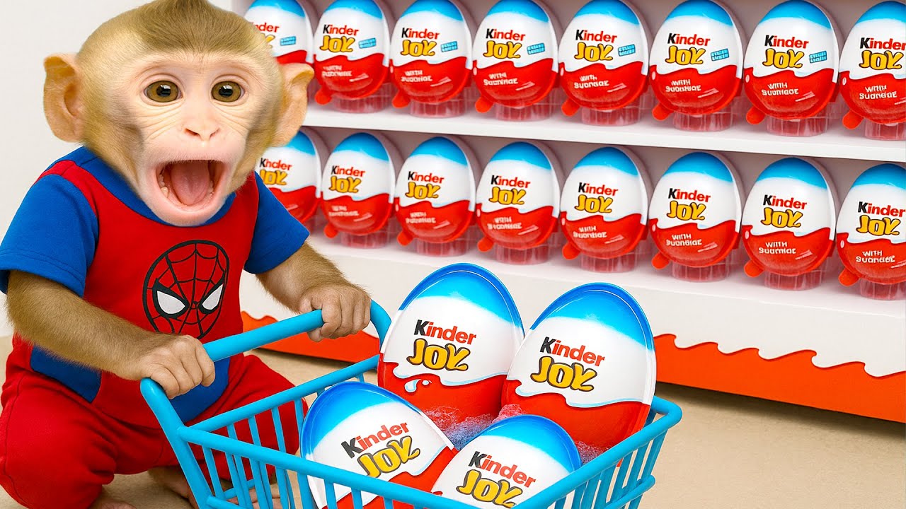 Mono Mari compra huevos sorpresa y los explora con su perrito - Mono Mari TV