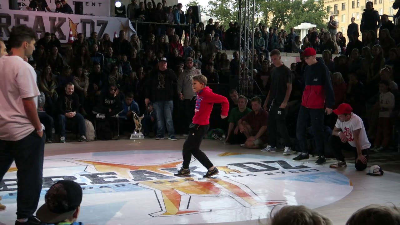 A breakdance battle. Breakidz 2017. Kharkiv, Ukraine. Turkish vs Unusual.