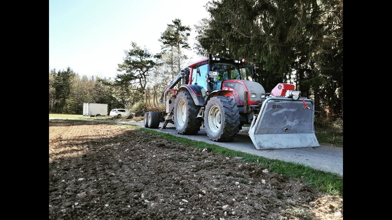 Valtra N101 mit einem Forstanhänger bei der Holzbringung - Forstunternehmen Widiner