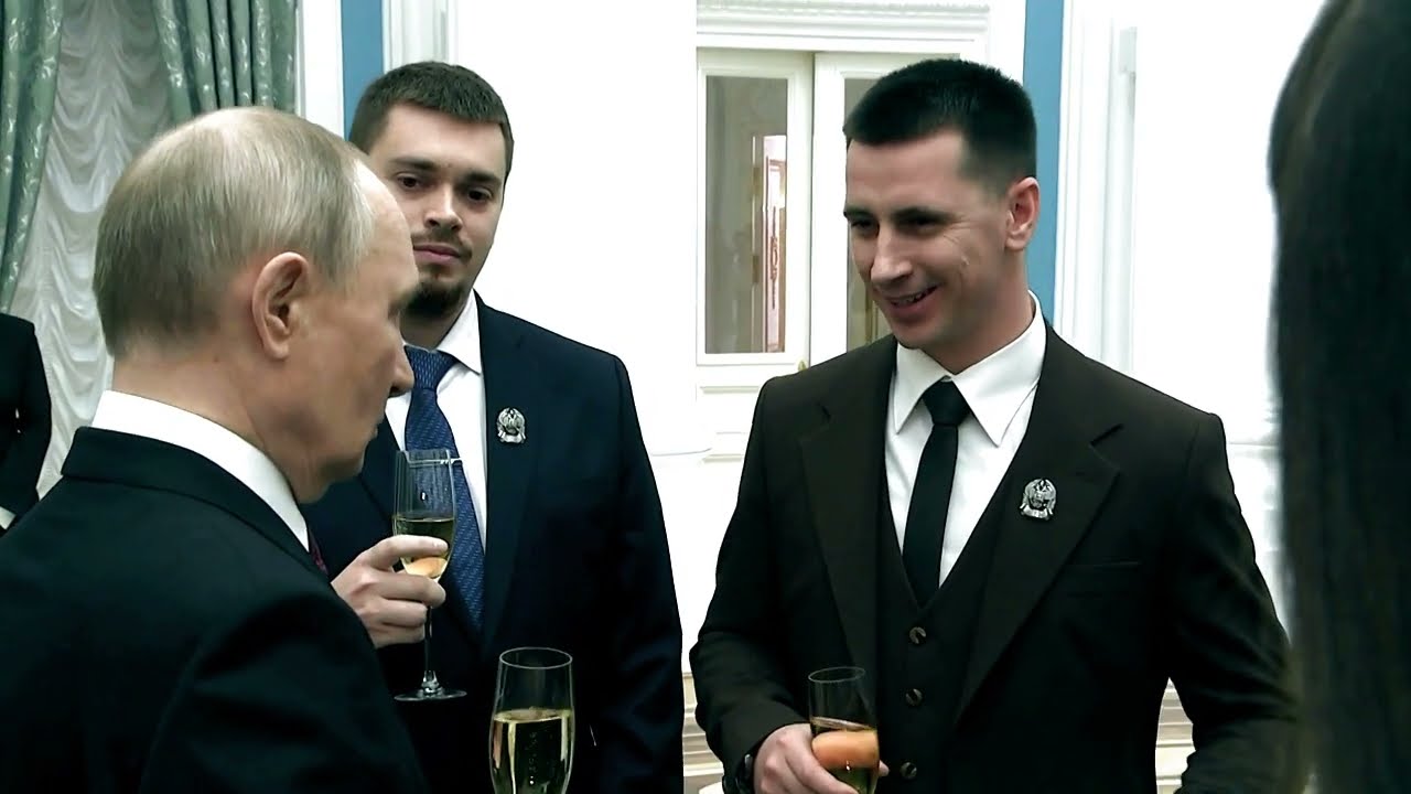 силиконовая бабушка флиртует с юношами