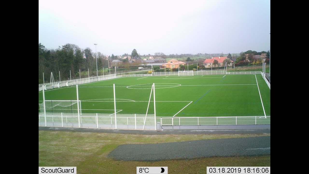 Réalisation d'un terrain de football en gazon synthétique par Sport Initiatives (maitre d'oeuvre)