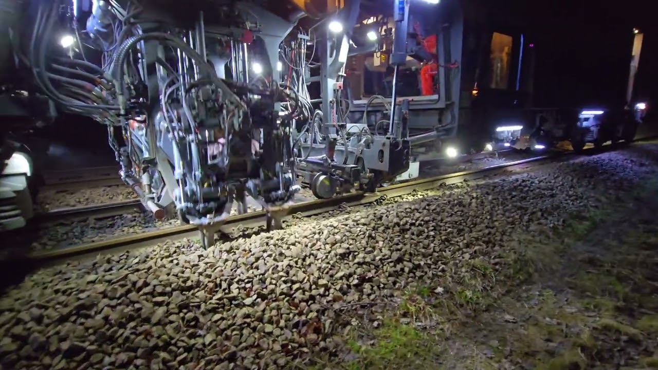 Plasser &Theurer Tamper In Action near Pontefract, very noisy #railway #iliketrains #engineering 