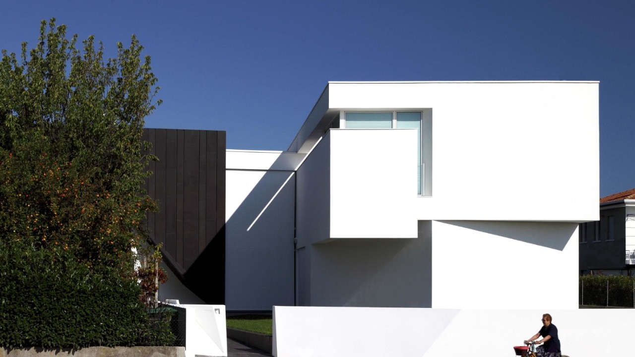 Sliding House by 3ndy Studio