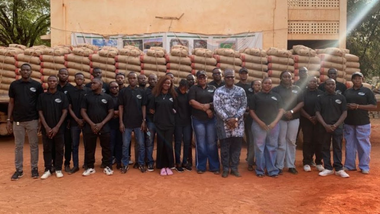 Agence Faso Mêbo : Le commissariat général des Kundé fait un don de 20 tonnes de ciment