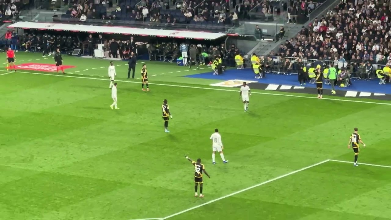 Why did Rayo try to pass out of this Real Madrid trap?!