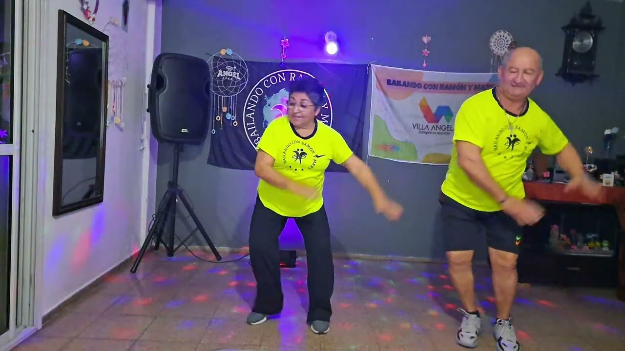 Tu Jardín con  Enanitos  , Roze oficial  , Max Carreras  .