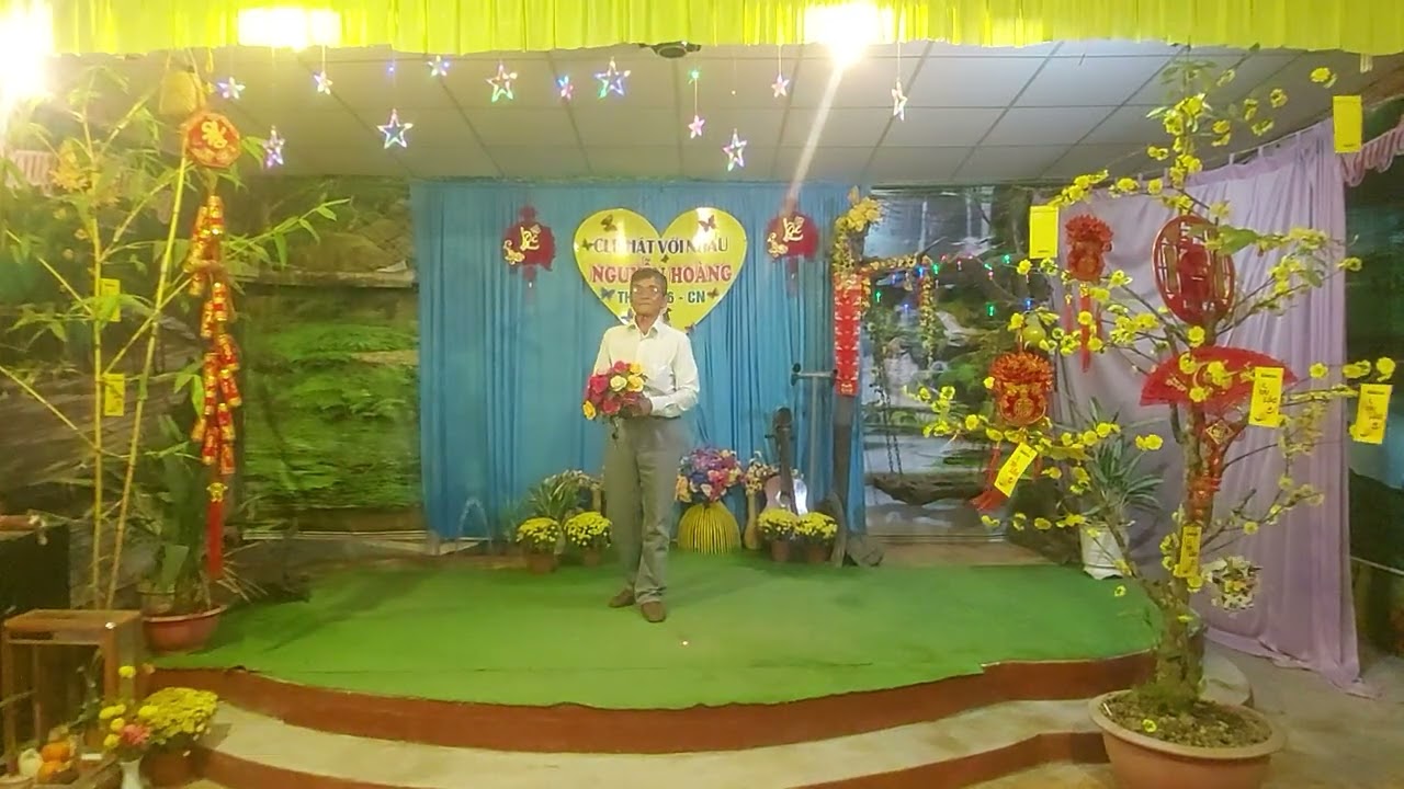 ANH TÁM TRÌNH BÀY CÁNH THIỆP ĐẦU XUÂN 