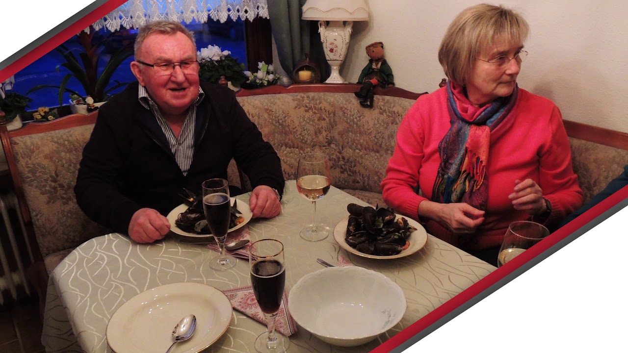 Muscheln essen mit Freunden