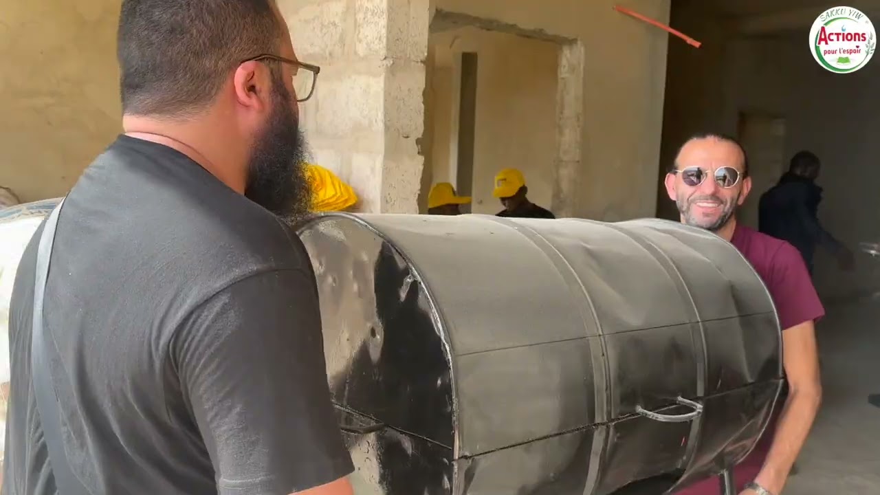 Les orphelins avec les partenaires, visitent l'orphelinat en devenir