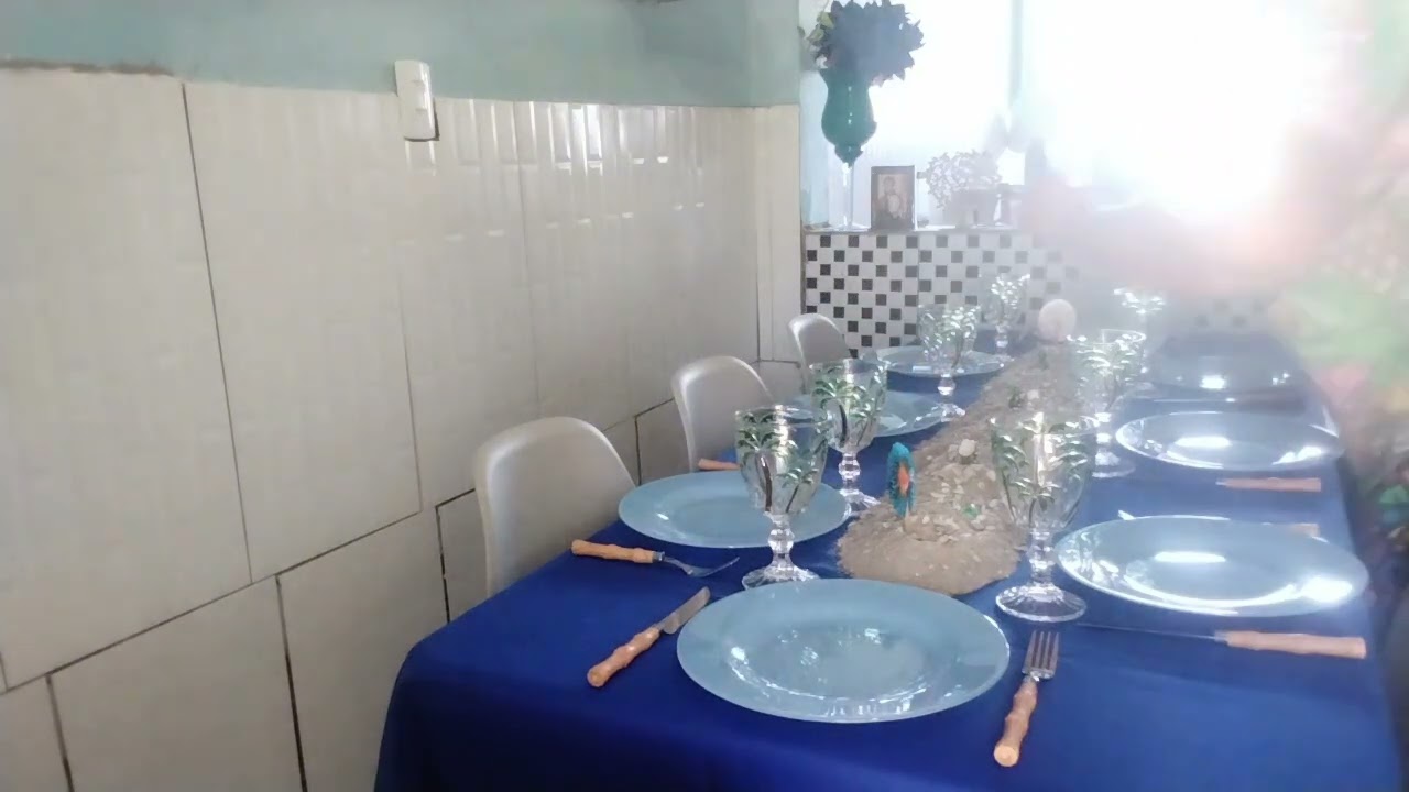 Mesa posta a lagoa azul 