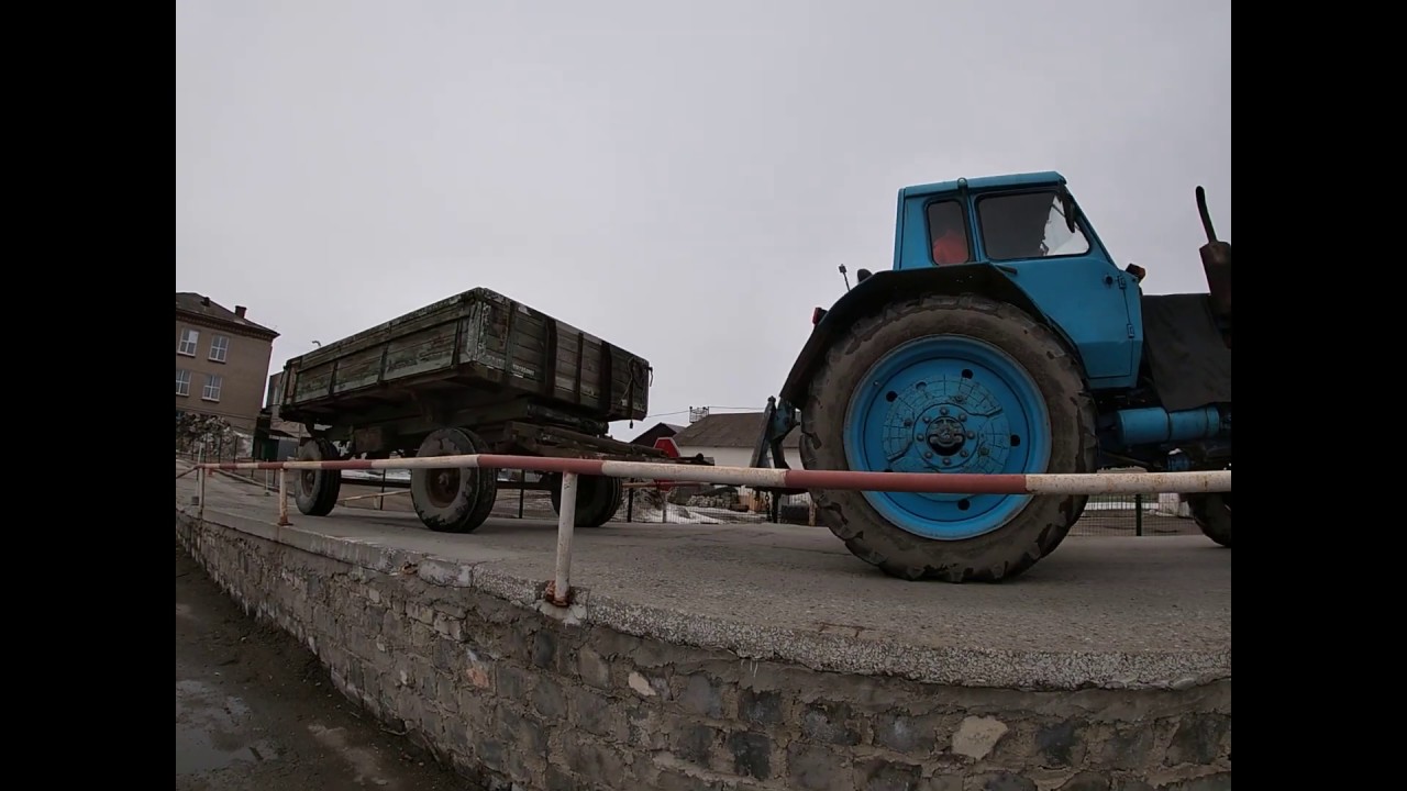 Первый раз на тракторе МТЗ 82 / Учусь езде с телегой / Заезд в гараж задним ходом.