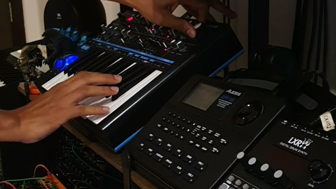 Alesis SR-16 🥁 // Novation Bass Station II 🎹 // Korg SDD-3000 🎛