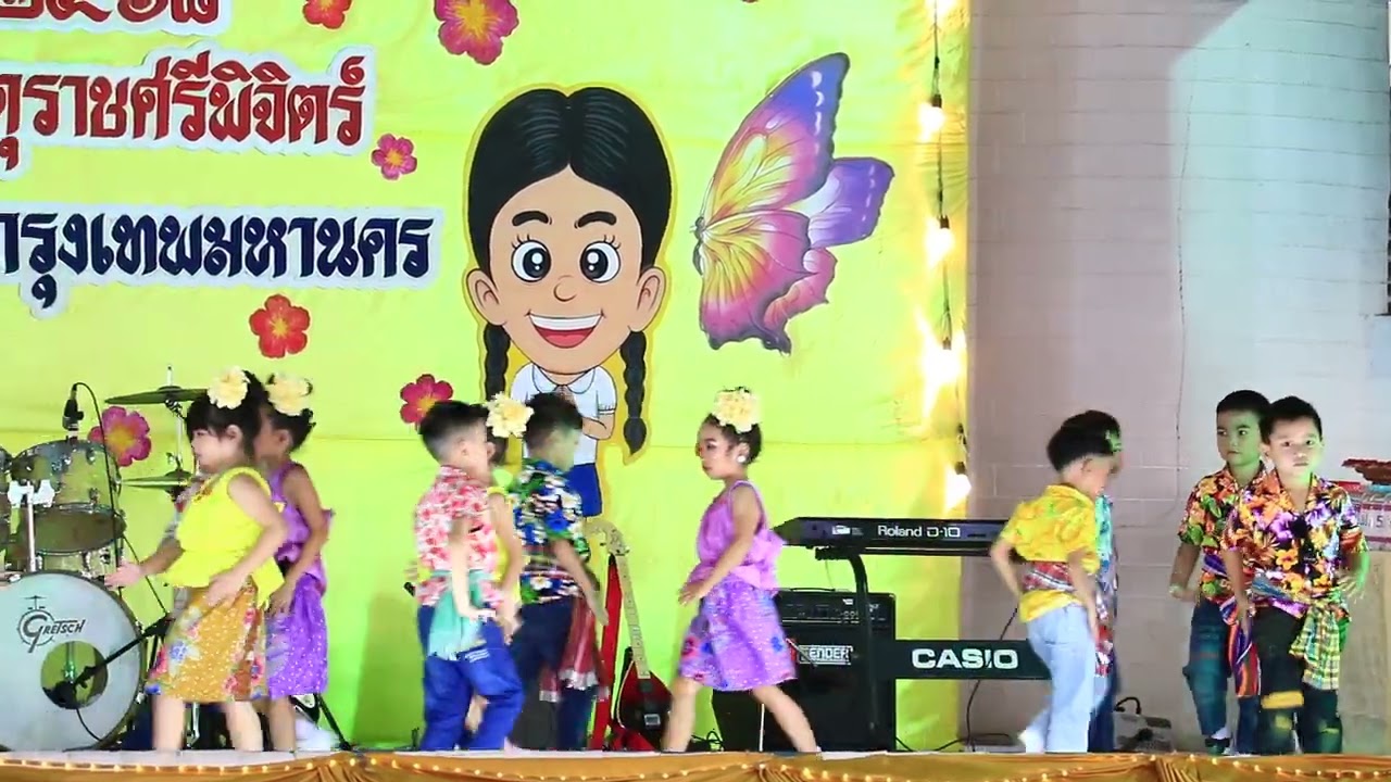 ผู้สาวซิ่นมัดหมี่ โรงเรียนพระยามนธาตุราชศรีพิจิตร์
