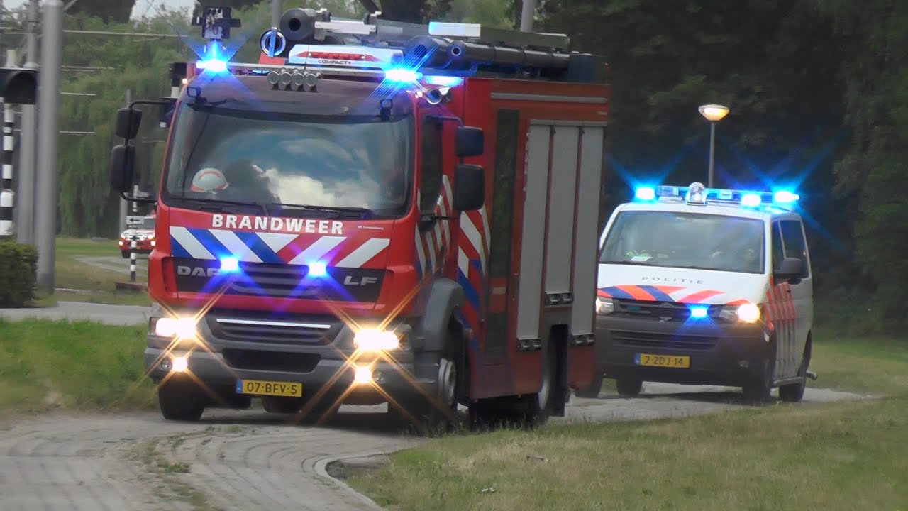 Brandweer SI440, TS441, AL441, TS451, politie & ambulance met spoed naar een persoon te water