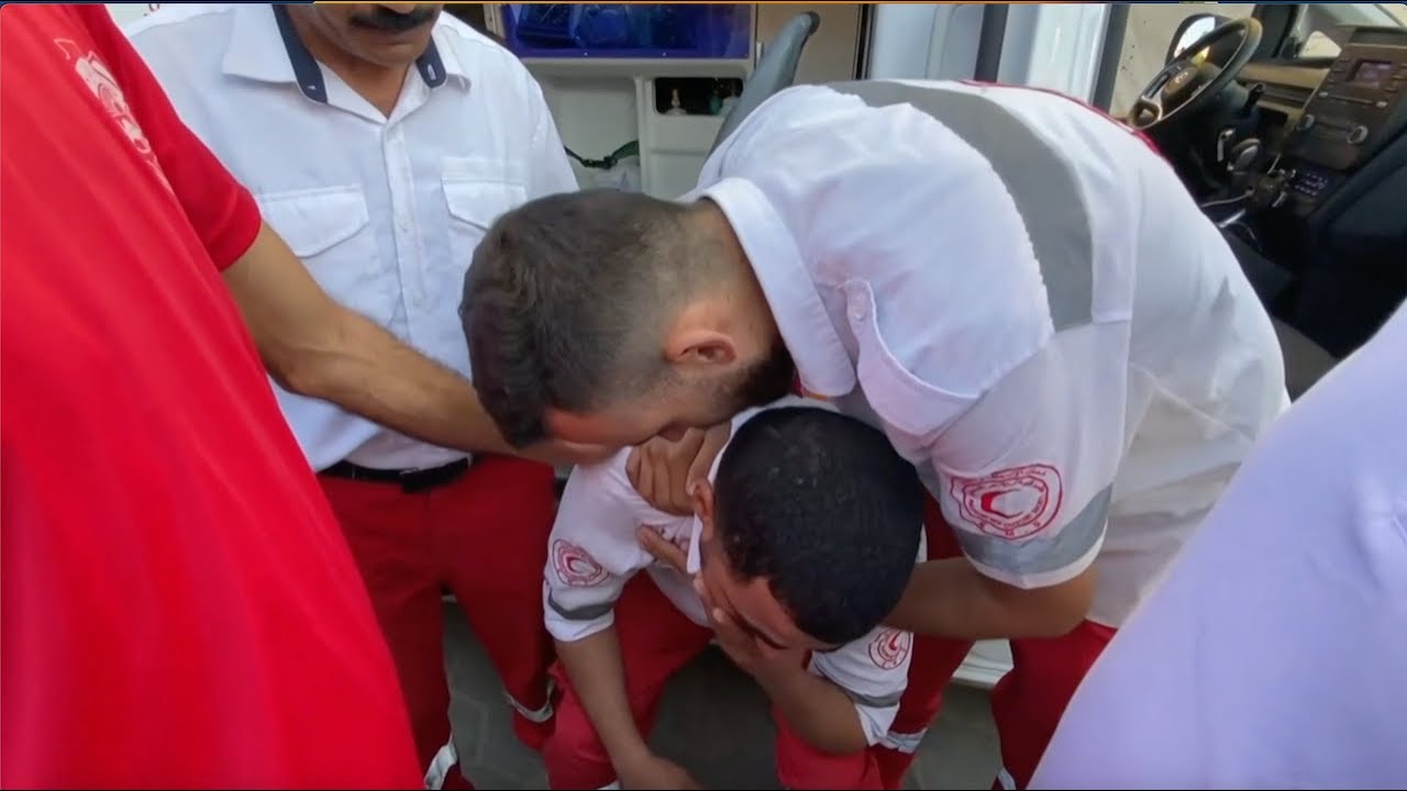 G&lsquo;azo: Qurbonlar orasidan onasi jasadini topib olgan shifokor yigit - BBC News O'zbek