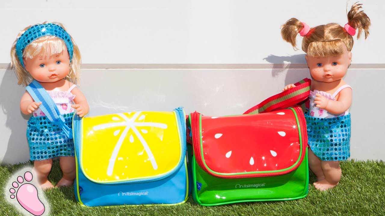 👣 Bebés Noa y Noe Nenuno con sus bolsas y accesorios de verano ! Mochilas especiales para playa