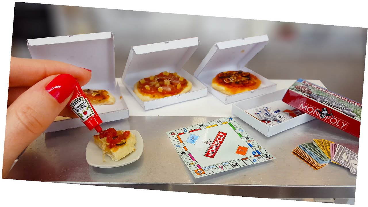 Mini but REAL mini pizzas with mini mushrooms, onion, ham or salami!! Pizza party with Monopoly! DIY