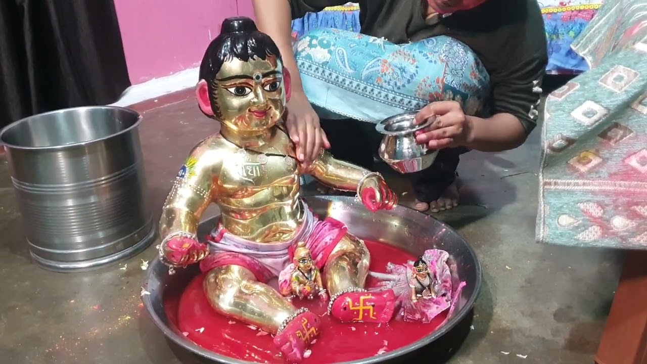 होली के बाद लाल स्नान कर रहे हैं