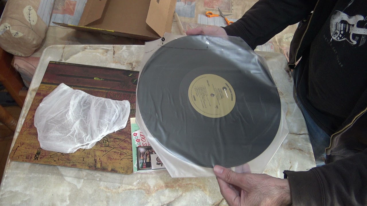 Alice Cooper - School's Out (180g Audiophile Vinyl with Die-Cut Desk Cover & Panties) Unboxing