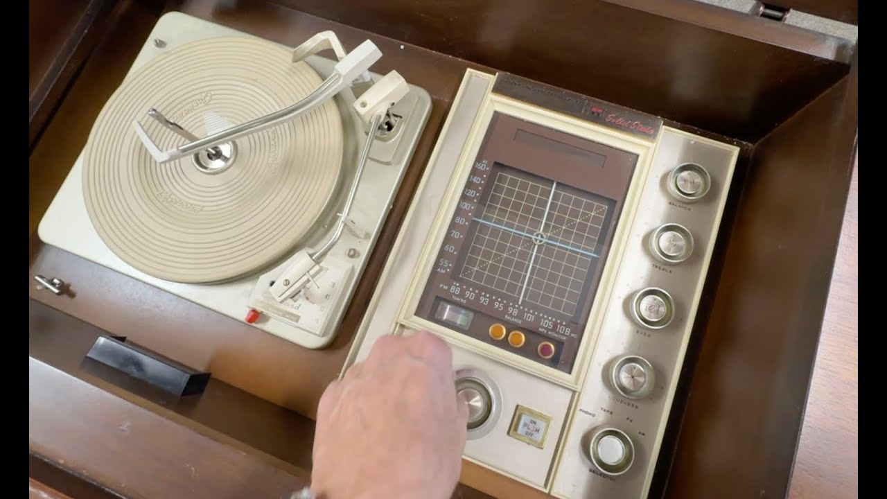 Обслуживание стереосистемы Packard Bell 1966 года выпуска, модель RPC-39, с проигрывателем винило...