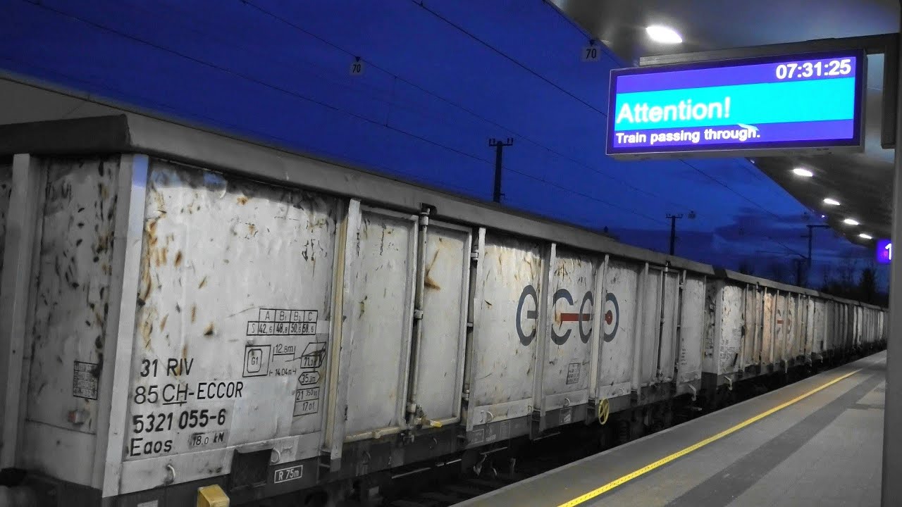 Hohenems: ecco Rail mit R&uuml;benzug leer belegt Hausbahnsteig in Hohenems, Dosto & Rh4748 Beifang