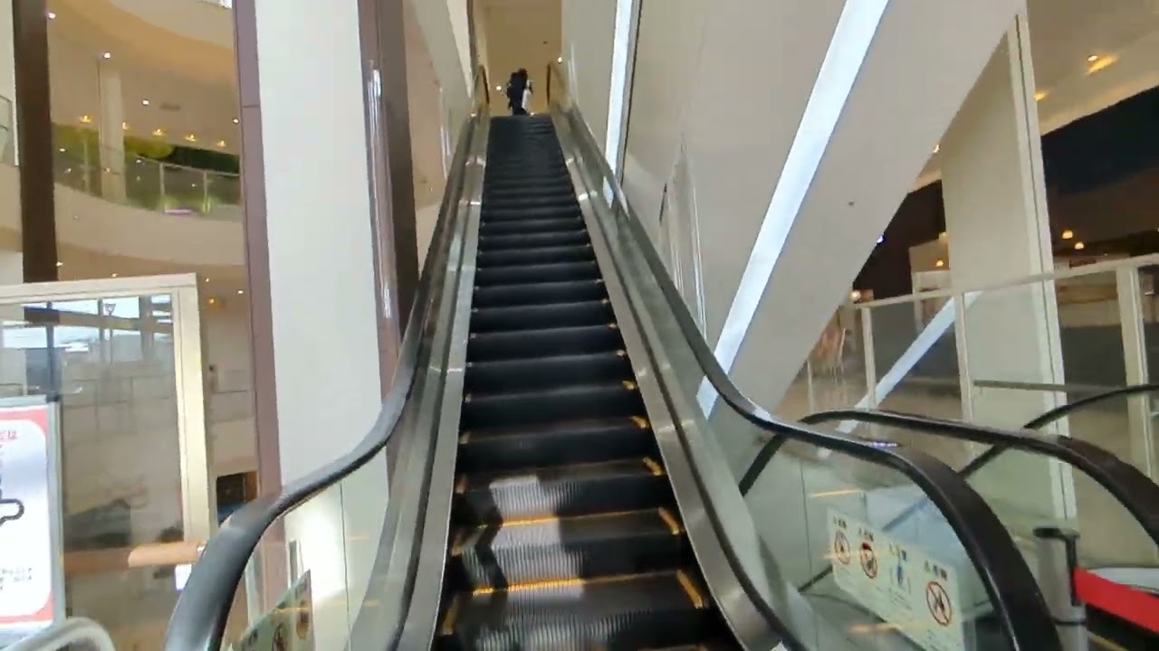 フォレオ 大津一里山　エスカレーター　上り