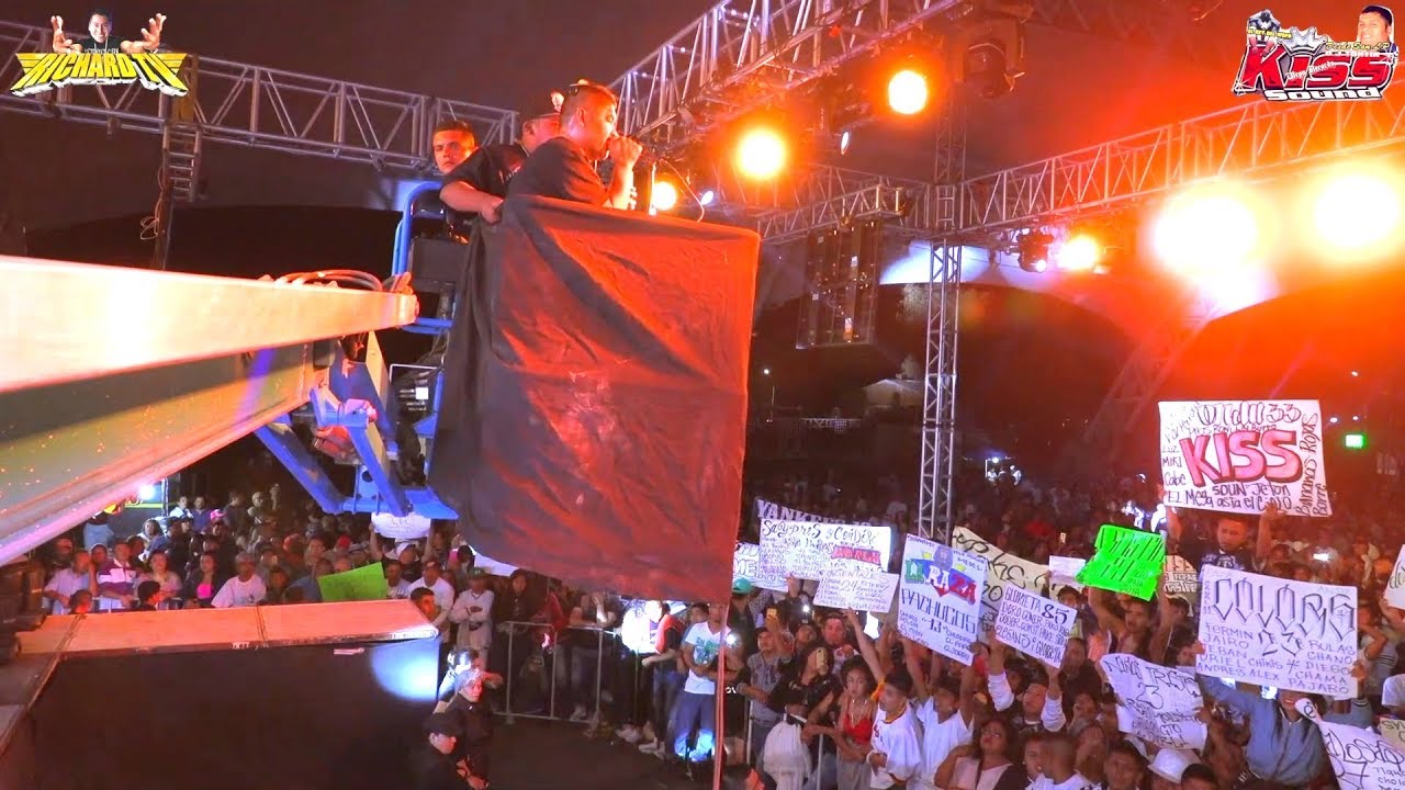 LA FIEBRE DEL WEPA EN LEON GUANAJUATO ANIVERSARIO DE KISS SOUND EN EXPLANADA DE LA FERIA