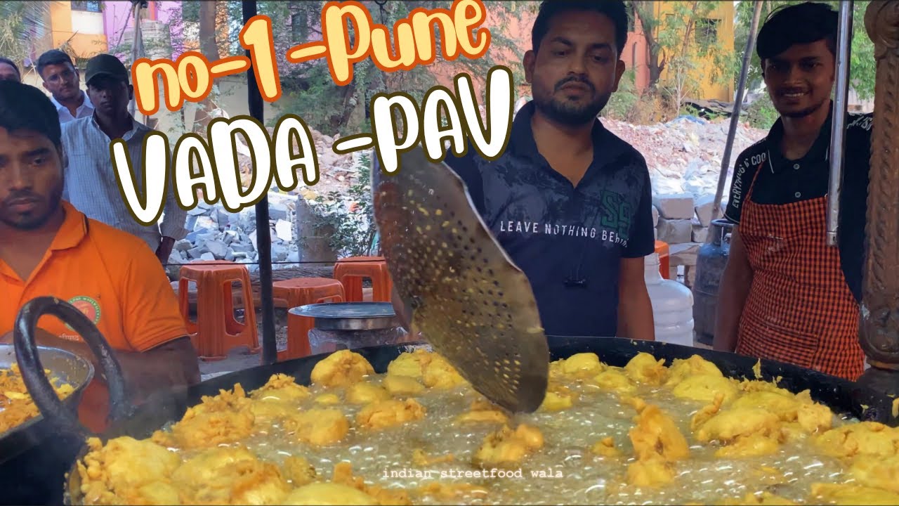 Pune ka sabse famous Shreepad Vada Pav || यहाँ goli  ki speed se bhi तेज़ Vada Pav बिकता है
