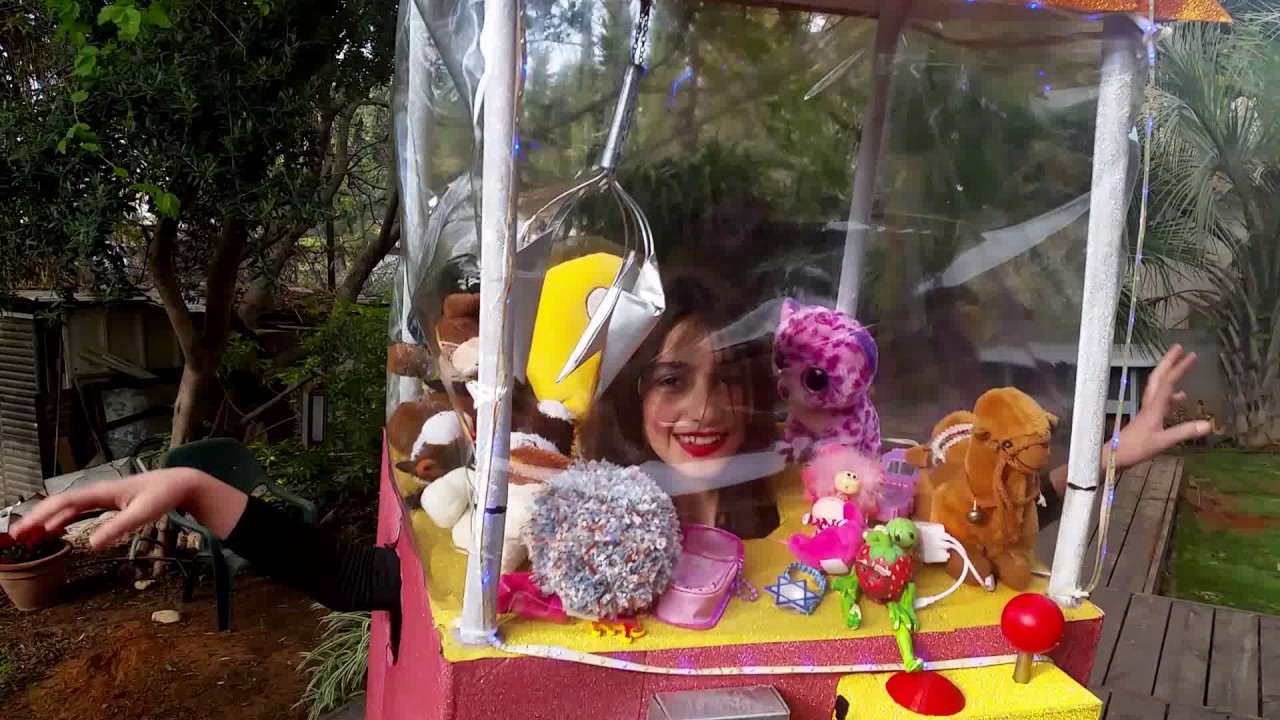 Claw Machine costume - Tamar Ostfeld