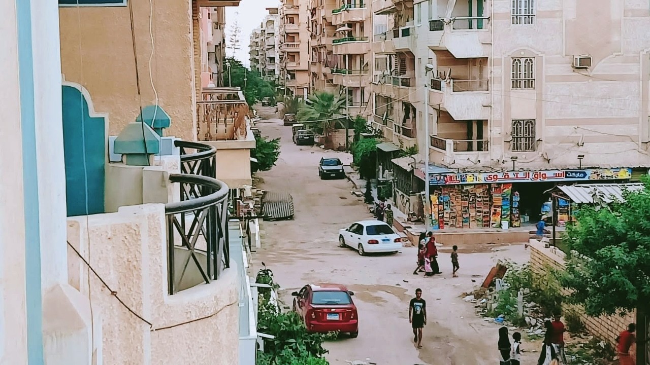 شقه ١٠٠ متر للبيع تشطيب هاي سوبر لوكس ٢٠٢٦ مرخصه مسجله كامله العدادات موقع راقي بجوار الشارع العمومي