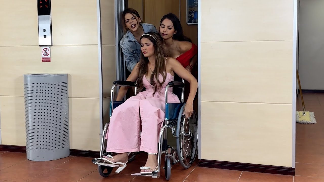 Cachito De Amor | Cap. 2 | La empujan del ascensor sin saber que era la jefa.