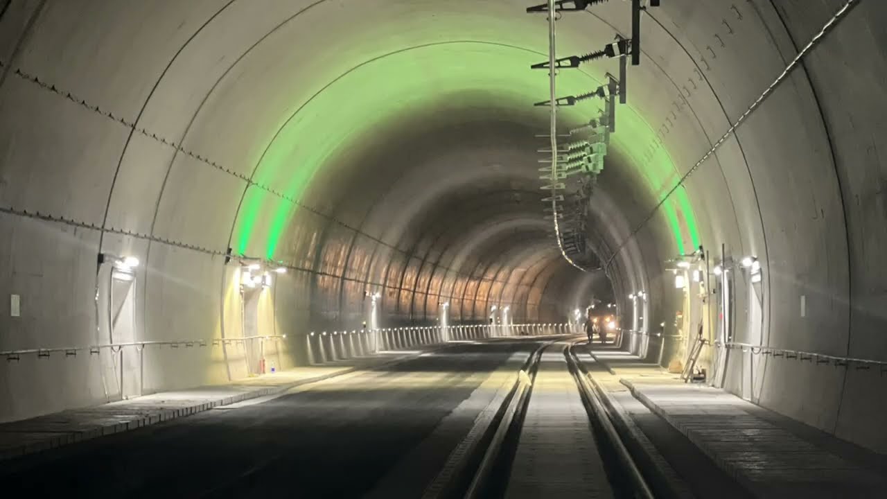 Prvi redni vlak zapeljal po novem 3,7 kilometra dolgem odseku med Mariborom in Pesnico.