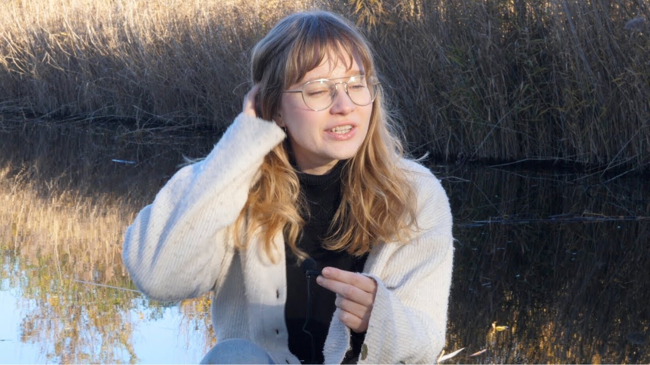 Answering questions about studying literature in Paris & raving about baguette EN PLEIN AIR