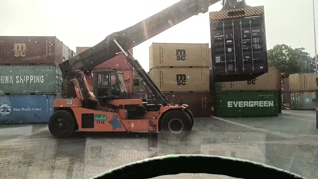 @Mumbai CDN company main kalmar container shifting karte hue#Viral# Video.