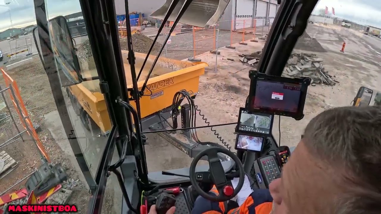 #133 Liebherr 916 Compact final touch on the sidearea close to the building before asphalt 😉😉