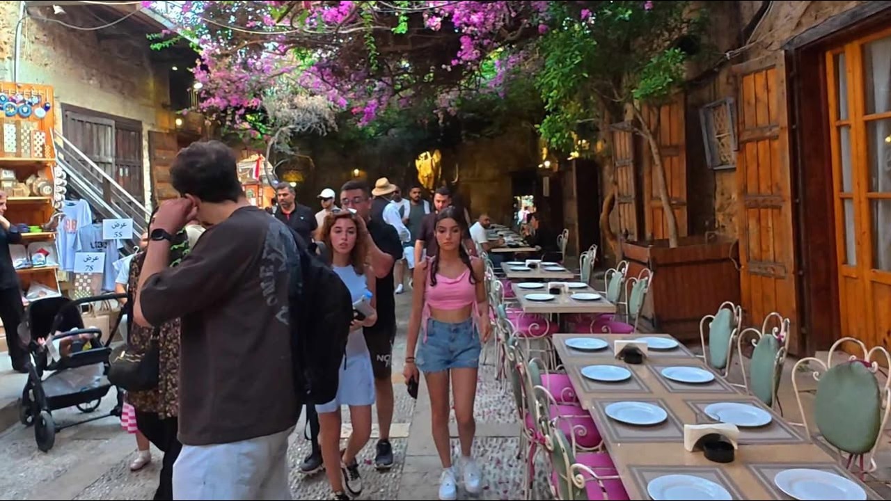 المشي في شوارع جبيل اقدم مدينة ساحلية مأهولة في التاريخ والتجول في سوقها القديم .