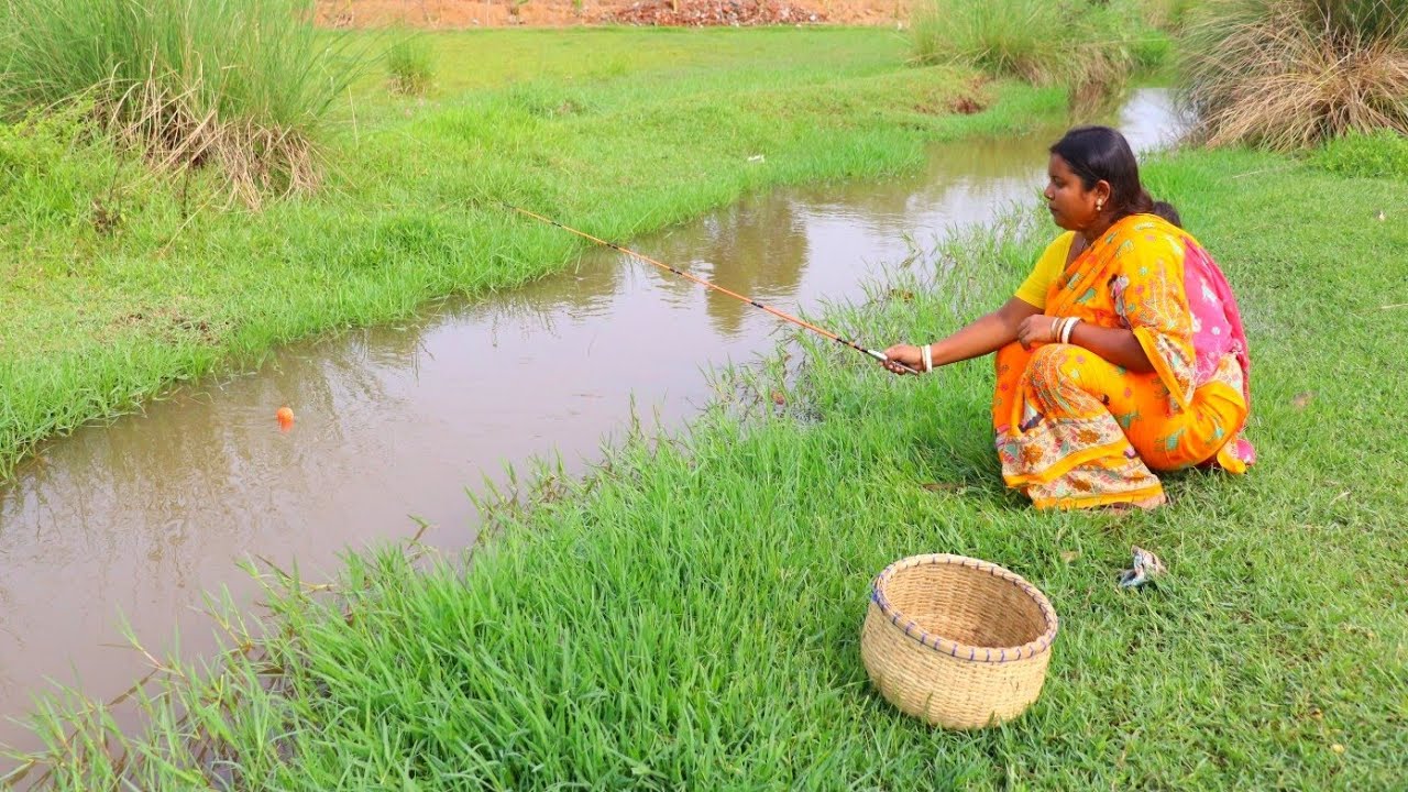 Fish Hunting || Everyone will love seeing the beautiful girl's fishing techniques in the canal