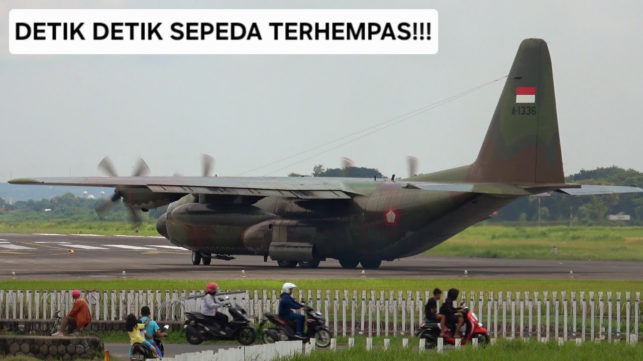 Mengerikan!! Begini Hempasan Angin Saat Pesawat Militer Hercules A-1336 Take Off Di Pinggir Jalan