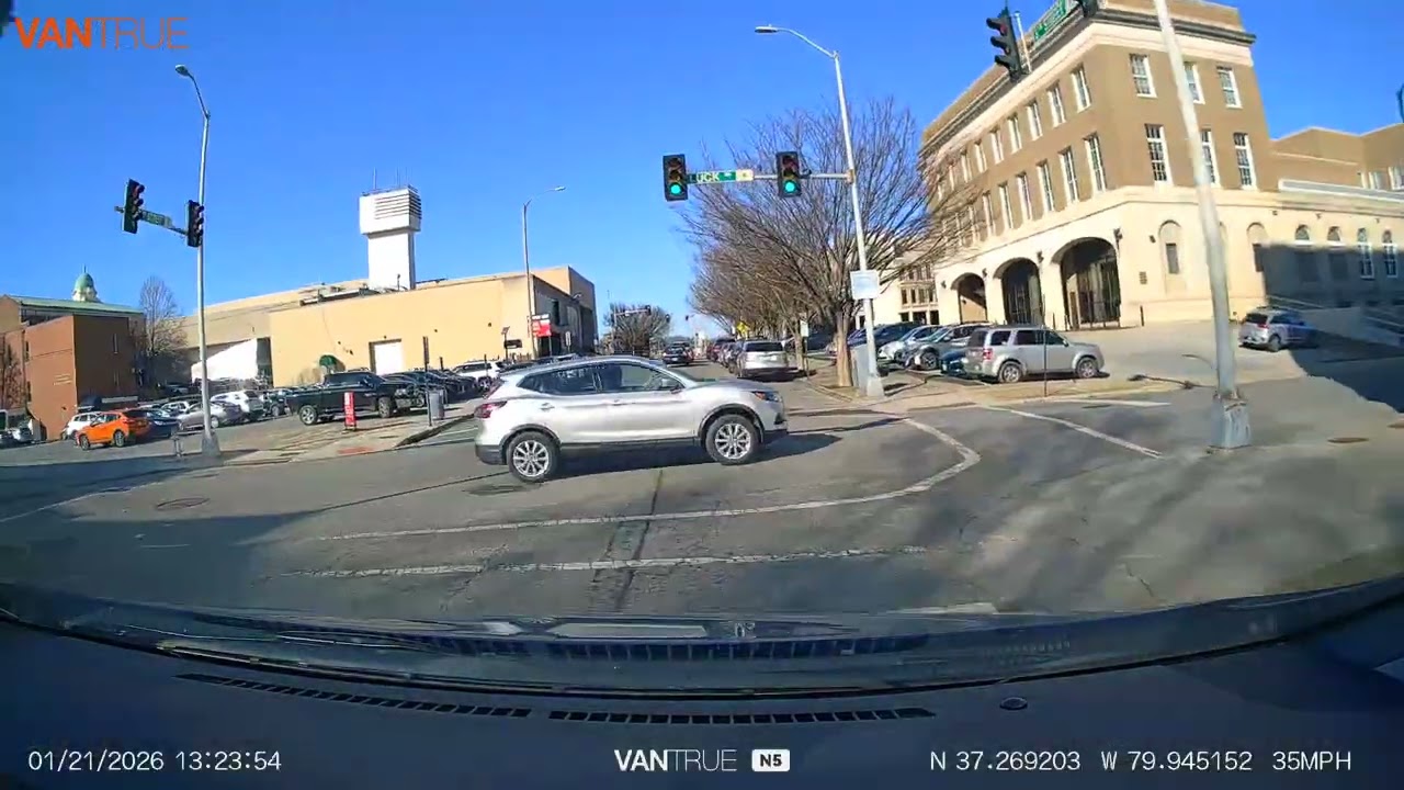 Red Light Runner in Roanoke caught on Dashcam